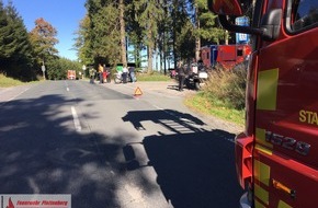 Feuerwehr Plettenberg: FW-PL: Plettenberg/Sundern-Allendorf. Motorradfahrer können Zusammenstoß mit PKW vermeiden. Eine Kradfahrerin wird dabei verletzt.
