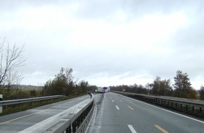 Polizeiinspektion Cuxhaven: POL-CUX: Vollsperrung auf der Autobahn (A 27) - Lkw drückt 200 Meter Leitplanke in den Gegenverkehr (Bild) + Polizei nimmt mutmaßlichen Einbrecher nach Großfahndung mit Hubschrauber im Stadtgebiet fest u.a.