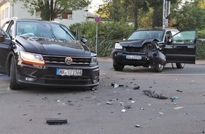 Kreispolizeibehörde Höxter: POL-HX: Totalschaden an zwei Autos nach Unfall in Höxter