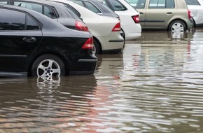 ADAC Hessen-Thüringen e.V.: Tauchgang mit Folgen / ADAC: Das müssen Autofahrer bei Hochwasser beachten