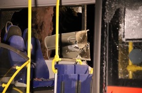 Kreisfeuerwehrverband Segeberg: FW-SE: Tödlicher Verkehrsunfall zwischen PKW und Linienbus - Mehrere Verletzte