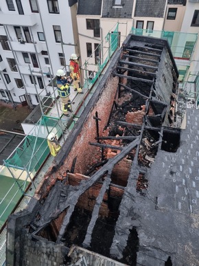 FW Bremerhaven: Dachstuhlbrand im Stadtteil Lehe beschäftigt die Feuerwehr am Sonntagmorgen