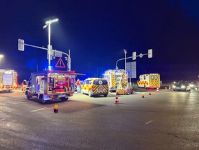 FW Weinheim: Drei Fahrzeuge kollidieren auf der Kreuzung B38 / Viernheimer Straße, darunter ein Streifenwagen der Polizei