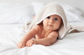 Wort & Bild Verlagsgruppe - Gesundheitsmeldungen: Babypflege: Sieben Tipps für Eltern / Wie läuft es eigentlich bei Babys mit dem Zähneputzen? Wann können Eltern ihr Baby baden? Die "Apotheken Umschau ELTERN" gibt praktische Tipps.
