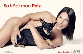 PETA Deutschland e.V.: TV-Juror mit Herz: Jorge González lässt alle Hüllen fallen und posiert mit Hund Willie für neues PETA-Motiv der Kampagne "So trägt man Pelz"
