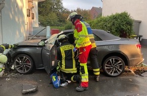 Feuerwehr Dortmund: FW-DO: PKW überfährt Straßenlaterne und kommt an Hauswand zu stehen