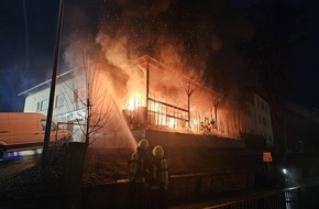 Kreisfeuerwehrverband Calw e.V.: KFV-CW: Millionenschaden bei Gro&szlig;brand in Nagold - Keine Verletzten - 120 Einsatzkr&auml;fte vor Ort