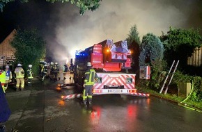 Feuerwehr Dörentrup: FW Dörentrup: Feuerwehr Dörentrup verhindert Schlimmeres bei Carport-Brand - zwei Hunde gerettet