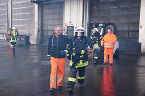 FW-OE: Feuerwehr übt den Umgang mit Gefahrgut - Menschenrettung und Brandbekämpfung auf Firmengelände