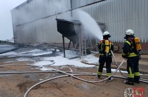 Kreisfeuerwehrverband Dithmarschen: FW-HEI: Gerade noch rechtzeitig - Feuerwehr Büsum entdeckt zufällig brennende Förderbänder