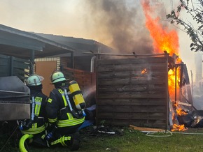 FW Celle: Mehrere Gartenlauben brennen in Vollbrand - Feuerwehr rettet H&uuml;hner!