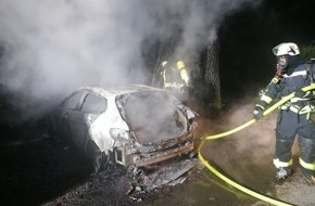 Freiwillige Feuerwehr Horn-Bad Meinberg: FW Horn-Bad Meinberg: PKW in Vollbrand - weiterer PKW beschädigt