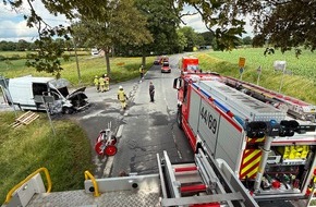 Freiwillige Feuerwehr Kalkar: Feuerwehr Kalkar: Transporterbrand auf der Uedemer Stra&szlig;e in Kehrum