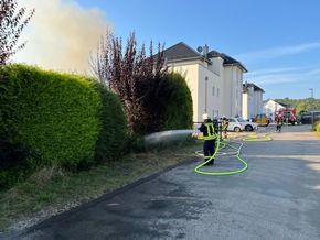 FW-OE: Feuerwehreinsatz in Lennestadt-Grevenbrück - Gartenhütte brennt in voller Ausdehnung