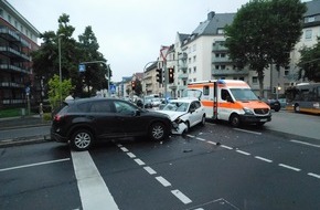 Polizeipräsidium Koblenz: POL-PPKO: Unfall in der Hohenzollernstraße - Vier beschädigte Pkw