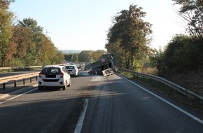 Polizeidirektion Neuwied/Rhein: POL-PDNR: Lkw-Anhänger auf der B256 umgekippt - Fahrbahn mehrere Stunden gesperrt
