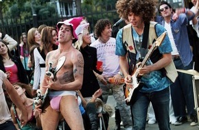 Universal International Division: Wolfmother rocken zusammen mit der Jackass Crew / Die Rockband des Jahres veröffentlicht den Titelsong zum neuen Jackass-Kinoflim