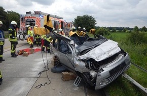 Feuerwehr Mönchengladbach: FW-MG: PKW-Fahrer eingeklemmt