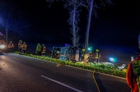 Feuerwehr Flotwedel: FW Flotwedel: PKW prallt gegen Baum - Eine Person schwerverletzt
