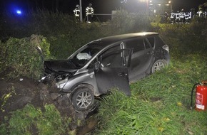 Freiwillige Feuerwehr Bedburg-Hau: FW-KLE: Verkehrsunfall: Auto landet in Wassergraben