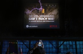 E WIE EINFACH GmbH: Hochspannung pur: E WIE EINFACH und NETFLIX inszenieren erstes blitzendes Plakat der Welt