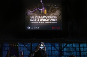 E WIE EINFACH GmbH: Hochspannung pur: E WIE EINFACH und NETFLIX inszenieren erstes blitzendes Plakat der Welt