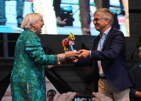Menschen für Menschen erhält Förderpreis „Humano – Botschafter der Menschlichkeit“