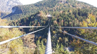 Tourismusverband Naturparkregion Reutte: Großartiger Baufortschritt bei highline179 - vier Tragseile gespannt und Eröffnung in greifbarer Nähe - BILD