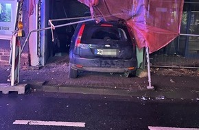 Kreispolizeibehörde Höxter: POL-HX: Auto fährt in eingerüstetes Geschäftshaus