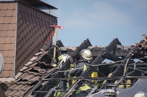 FW Menden: Dachstuhlbrand: 60 Einsatzkräfte können Ausbreitung auf Wohnung verhindern.