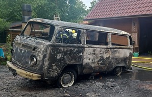 Polizeiinspektion Cuxhaven: POL-CUX: PKW Brand in Geestland - historischer VW Bus ausgebrannt (Foto im Anhang)