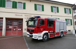 Freiwillige Feuerwehr Stockach: FW Stockach: Täuschungsalarm bei Brandmeldeanlage und brennende Thuja Hecke