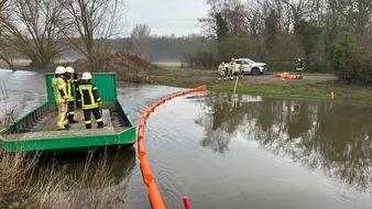 Freiwillige Feuerwehr der Stadt Goch: FF Goch: Verunreinigung der Niers: Feuerwehr bringt Ölsperren aus