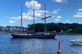 Landeswasserschutzpolizeiamt Mecklenburg-Vorpommern: LWSPA M-V: Drei-Mast-Segler läuft im Rostocker Stadthafen (Warnow) auf Grund