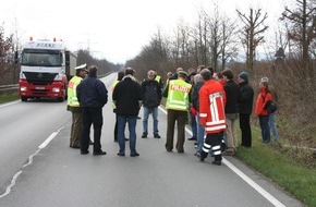 Polizeiinspektion Hameln-Pyrmont/Holzminden: POL-HM: Nach Verkehrsunfall: Ortsbesichtigung an Unfallstelle auf Bundesstraße 83
