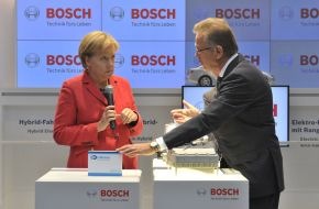 Robert Bosch GmbH: Bosch auf der IAA 2009: Bundeskanzlerin informiert sich über Lithium-Ionen-Batteriezellen (mit Bild)