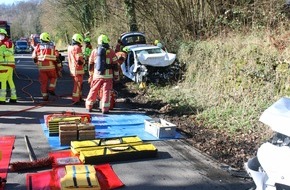 Polizei Mettmann: POL-ME: 23-Jähriger bei Frontalzusammenstoß schwer verletzt - Velbert - 2304007