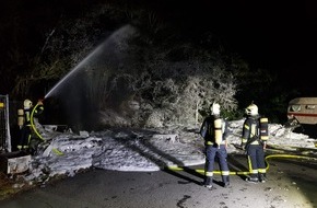 Feuerwehr Gelsenkirchen: FW-GE: Zwei Brände in der Resser Mark und im Emscherbruch sorgen für Feuerwehreinsatz. / Holzstapel und vier Wohnwagen brennen im Stadtosten von Gelsenkirchen