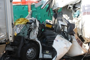 FW-WRN: Verkehrsunfall auf der BAB 1 in Fahrtrichtung Köln mit einem zusätzlichen schweren Auffahrunfall am Stauende