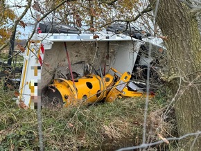 POL-STD: LKW mit Bohrgerät kommt von der Fahrbahn ab und kippt seitlich in den Graben - aufwendige Bergung erforderlich - Hoher Sachschaden entstanden