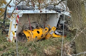Polizeiinspektion Stade: POL-STD: LKW mit Bohrgerät kommt von der Fahrbahn ab und kippt seitlich in den Graben - aufwendige Bergung erforderlich - Hoher Sachschaden entstanden