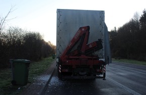 Polizeidirektion Kaiserslautern: POL-PDKL: Westpfalz, Unfallgefahr durch Eisplatten von Lkw-Dächern