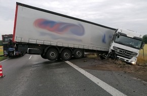 Polizeiinspektion Delmenhorst / Oldenburg - Land / Wesermarsch: POL-DEL: Autobahnpolizei Ahlhorn: Verkehrsunfallflucht auf dem Zubringer der A28 auf die A1 +++ Zeugenaufruf +++ Ankündigung Vollsperrung