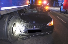Polizei Minden-Lübbecke: POL-MI: Autofahrer fährt unter Lkw-Anhänger