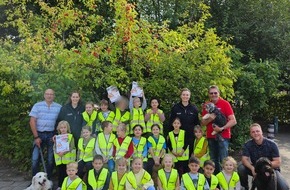 Polizeiinspektion Cloppenburg/Vechta: POL-CLP: Cloppenburg - Grundschulen des Landkreises mit Malbüchern ausgestattet