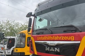Feuerwehr Dresden: FW Dresden: LKW und Stra&szlig;enbahn sto&szlig;en zusammen, vier Verletzte