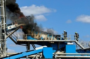 Freiwillige Feuerwehr H&uuml;nxe: FW H&uuml;nxe: Brand einer Siebanlage in zw&ouml;lf Metern H&ouml;he