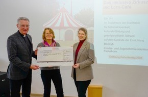 Erzbistum Paderborn: Krippenaktion im Paderborner Dom setzt Zeichen f&uuml;r Kinderrechte - Metropolitankapitel &uuml;berreicht 4.000 Euro f&uuml;r Zirkuszelt-Projekt von Bonny 5