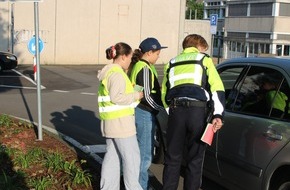 Kreispolizeibehörde Siegen-Wittgenstein: POL-SI: Gemeinsame Verkehrskontrollaktion von Schulkindern und Polizei - es gab einige Denkzettel, aber auch viel Lob für die Verkehrsteilnehmer -#polsiwi
