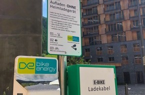 Andermatt Swiss Alps AG: Medienmitteilung - E-Bike-Ladestation auf der Piazza Gottardo in Andermatt Reuss